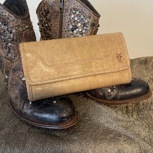 🤎💛Frye Melissa Distressed Leather Wallet $158 -Beige-